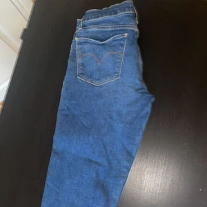Levis jeans  - Knappt använda Levis Jeans i strl 26 modell 710 superskinny. 