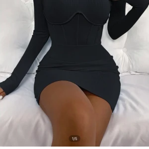 Klänning  - Säljer denna svarta klänningen köpt från SHEIN för 140kr använt en gång men den va tyvärr för stor för mig då jag är petite. Säljer den för 100kr , klänningen är storlek XS! Ni står för frakten! 