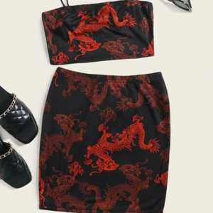 Kjol o topp - Jätte coolt set med röda drakar på! Ny skick, har massa mer kjolar, toppar, jeans o väskor så in och kika 🥰