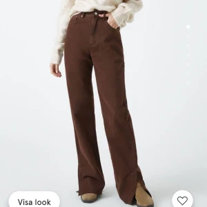Bruna jeans från Pull & Bear - Bruna jeans med slits från Pull & Bear. Storlek 40 men passar mig som mer är 38.