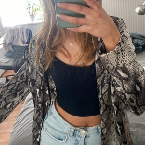 Blazer - Blazer i orm mönster, aldrig använd. Tyget känns som silke🤍 Köparen står för frakt!