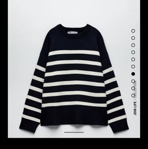 Zara stickad randig tröja - Marinblå randig, jättebra skick, inte min stil längre, skriv för bilder osv💗