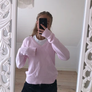 Stickad v-ringad - Stickad v-ringad tröja i en jättefin rosa färg. Är storlek M men mer som S. Har en liten fläck på ena ärmen.