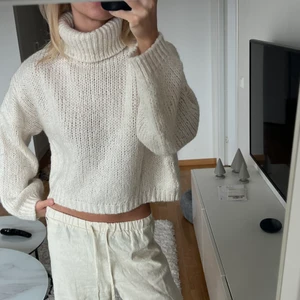 Stickad tröja - Stickad tröja med polokrage från chiquelle. I stl xs