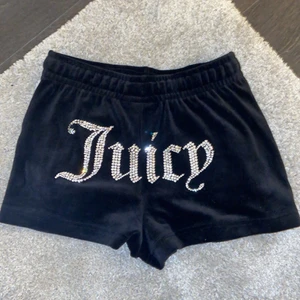 Juciy couture shorts  - Storlek XXS, jag är vanligtvis XS. Aldrig kommit till användning för gillar inte hur det sitter på mig!   Nypris låg på 600kr under rea. Säljer för 300kr + 66kr frakt (skriv för bättre bilder) 