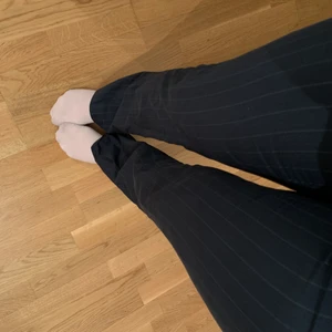 Kostymbyxor  - Skiitsnygga kostymbyxor som är köpta för länge sen för dyrt pris på humana. Men de på är för tighta på mig därför säljs dem (Personen som har på sig dem är st s)  byxorna är midwaist och är randiga.