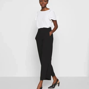 Filippa k byxor/kostymbyxor  - Svarta Filippa k kostymbyxor i luftig casual modell som faller snyggt, perfekt nu i vår/sommar! Storlek XS men passar en S om du inte är 175 lång, dom är lite cropped i modellen. Byxan mäter 70 cm från mellan benet och ned. Kan ej se materialet men gissar på bommul, väldigt skönt material och inte stickiga. 