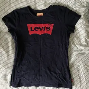 Marinblå t-shirt från Levi’s. Står storlek 12 men passar de med XS/S. 