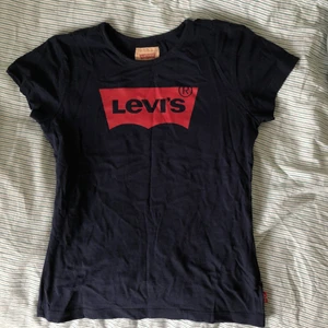 Levi’s t-shirt  - Marinblå t-shirt från Levi’s. Står storlek 12 men passar de med XS/S. 