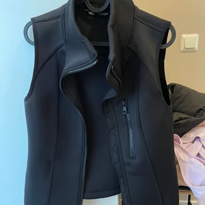 Väst från ZARA - Väst från zara, använd kanske 2-3 gånger max. Storlek S😄