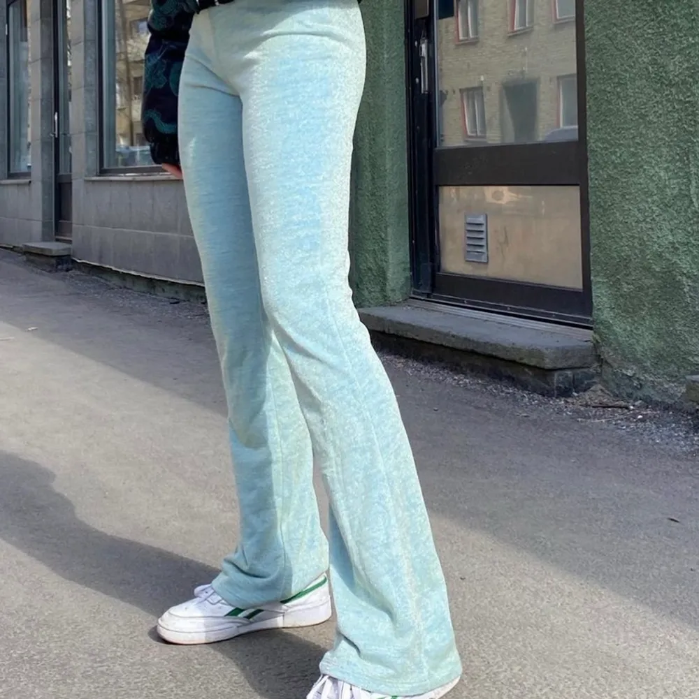 Så fina och sköna byxor som skimrar lite! Jättefin mintgrön färg🧚🏽 . Jeans & Byxor.