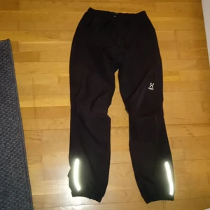 Haglöfs byxor - Jag säljer ett par Haglöfs byxor i storlek s som även är vattentäta och klarar av vind 