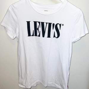 Vit levis t-shirt i storlek S. Passar jättebra till en kjol. (Äkta) Nypris ca300✨