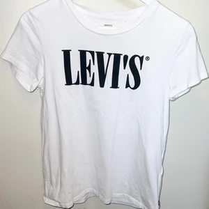 Levis t-shirt i storlek S - Vit levis t-shirt i storlek S. Passar jättebra till en kjol. (Äkta) Nypris ca300✨