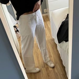 Linnebyxor  - Lågmidjade linnebyxor som tyvärr va för korta på mig! Jag är ca 176cm och dom va runt 5cm för korta utan skor❤️❤️