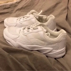 Vita chunky sneakers - Aldrig använda. Det sitter bra lagom i bredd. Storlek: 41.  Nypris: 500kr  säljer för 300kr.  Frakt: 110kr. Vid frågor är det bara att skicka ett meddelande✨