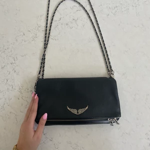 Zadig väska - Svart zadig väska som tyvärr inte kommer till användning längre. Välanvänd men i väldigt fint akick. Säljes endast då jag börjat använda guld istället för silver. Rock storleken