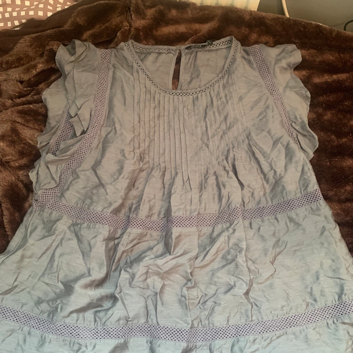 Grå blus med gulliga detaljer - 90