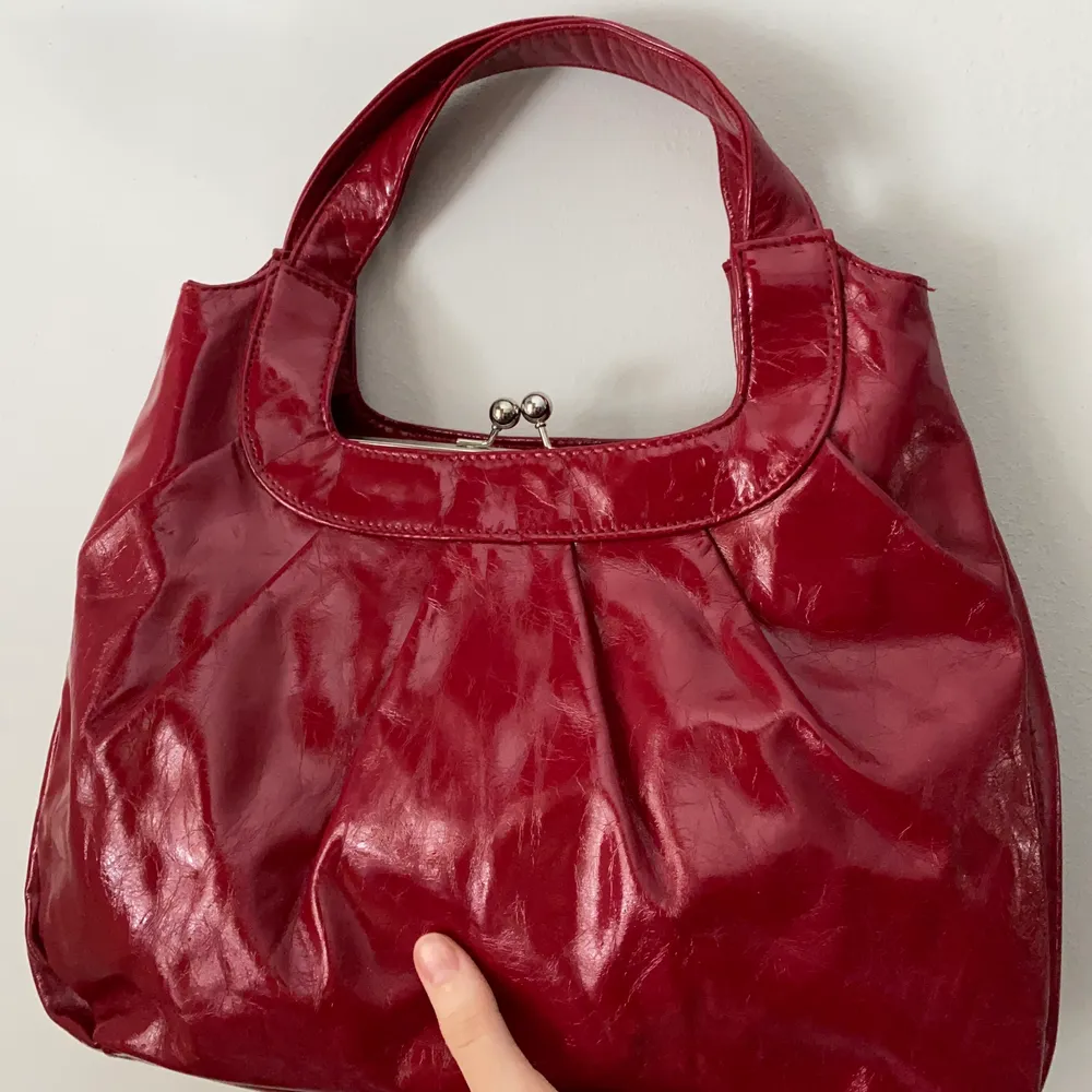 Jättefin röd lackad handväska med tre fack, så väldigt rymlig! Från tvåtusentalet❤️. Väskor.
