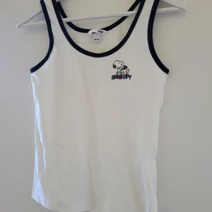 Linne Snobben vitt - Fint vitt linne m mörkblåkanter. Snobbentryck: SNOOPY. Stl 36-38. Obetydligt använd. Tyvärr för trångt för mig.