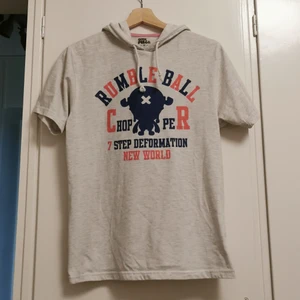 One Piece huvtröja / t-shirt (S/M)  - Frakten är inkluderad i priset! Söt kortärmad huvtröja med tryck på Chopper från One Piece både fram och bak. Tyget är något urtvättat, men trycket är fortfarande bra! 🌸🦌