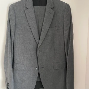 Kostym grå - Grå kostym från MQ bläck Storlek. 146 Är i nyskick, använd 1 gång! Inklusive resegarderob Nypris 1790kr