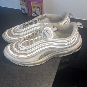 Nike airmax 97 Storlek 47(46) - Köpta på Zalando för 2000kr. En tvätt med så ser dem som nya ut igen! Dem är storlek 47 för att 46orna var för små för mig. Så dem är små i storleken