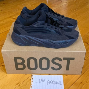 Yeezy 700 v2 ”Vanta” stl 44 - Skorna är använda, men de är i riktigt bra skick. Inga synliga märken eller skador annat än att undersulan är lite skitig. Nypris på dessa är 3000kr.