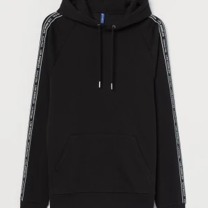 Hoodie med ripsband - Säljer denna hoodie med ripsband på sidorna i storlek M. Detta är ett set så det finns byxor till som jag kommer lägga ut. Som ni ser så finns det en fläck där bak p.g.a att jag spillde klor på den men den ser inte så konstigt ut. Säljer den för att jag inte behöver den längre. (Nypris 249kr bara för hoodien då och inte hela setet, hela setet kostade 400) Skriv ifall intresserad. Köparen står för frakten!