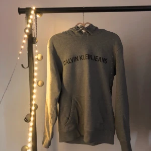 Calvin Klein jeans - Helt ny Calvin klein Jeans hoodie. Aldrig använd, bara legat i skåpet 🐝