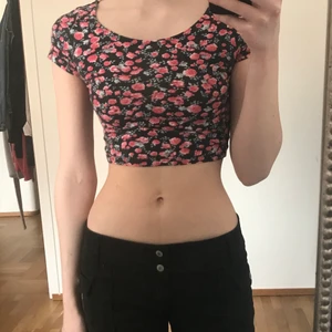 Tröja  - Jättesöt tröja med blommor på🌸