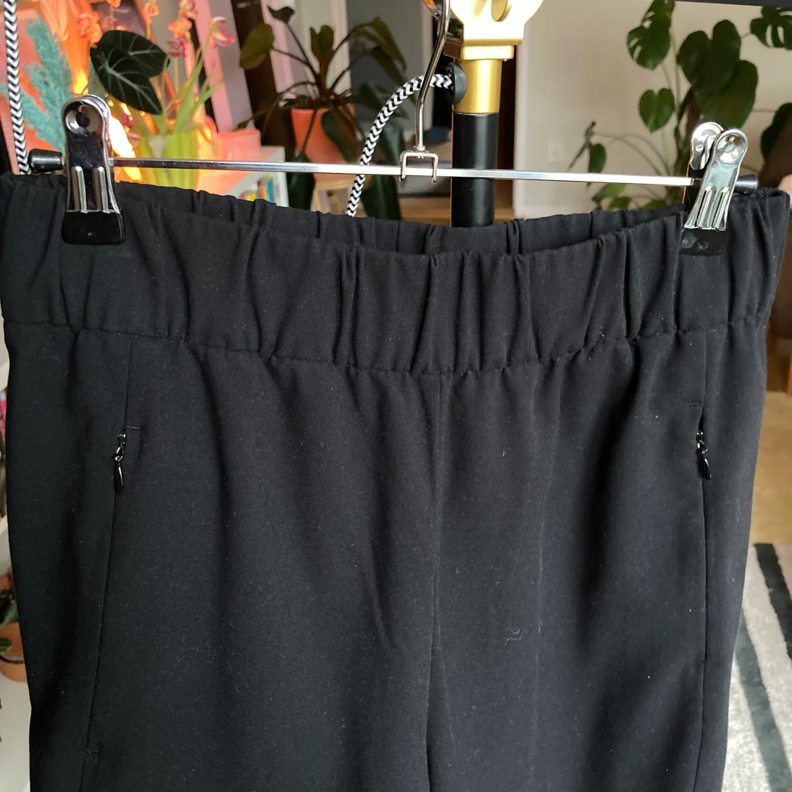 Svarta byxor med resår  - 90