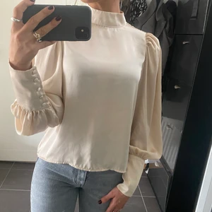 Blus, Gina tricot strl 36 - Säljer en super fin ljusrosa blus från Gina Tricot i storlek 36!