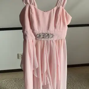 rosa klänning från märket Bodyflirt i strl 38. använd en gång men har tyvärr fått fläckar från BUS, men inget man tänker på då man ser det mest i klänningen. skriv privat för fler bilder eller info😊 köparen står för frakten (diskuteras privat)