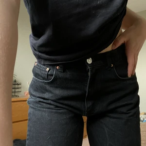 Jeans lågmidjade - Från Gina, sparsamt använda! De går till naveln på mig. Jag är 170 och de går ner till foten!❤️