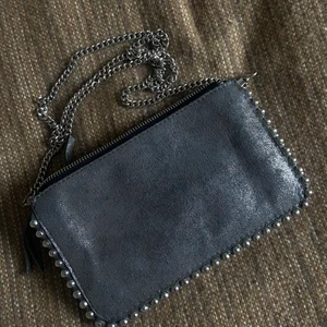 Zara väska - Trendig fin väska från zara, i nyskick! Den lite snyggare grå färgen som slutade säljas för något år sedan. ❤️ 