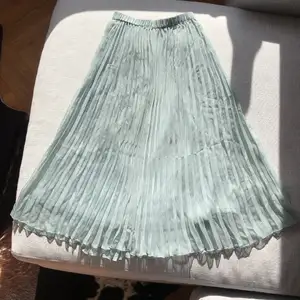 Säljer min superfina plisserade gröna kjol från HM i storlek 36. Den är stretchig i midjan och passar utmärkt på sommaren till ett fint linne. Kan gå ner i pris vid snabb affär🥰🥰🥰