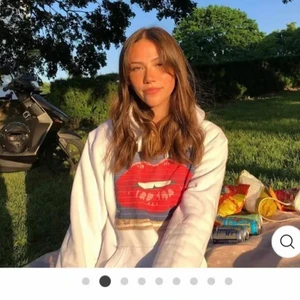 The Cool Elephant Hoodie Lips💗 - Jättefin The Cool Elephant hoodie med lips tryck!💗 Storlek M men passar mig med storlek S-XS men den har en oversize passform! Älskar storleken men tyvärr passar den inte min stil💗