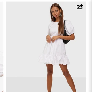 INTRESSEKOLL på min studentklänning  - Den är slutsåld på hemsidan. Säljer om jag får ett bra bud 🥰 buda i kommentarerna 