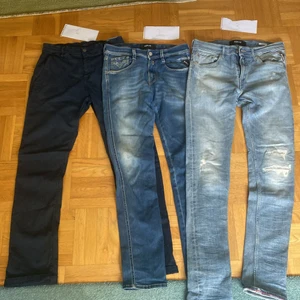 Replay jeans/Chinos. 100 kr styck  - Replay jenas.                                                                     Byxor 1. Blåa Replay chinos stl: 14 years 158 cm.               Modellen är Edlin och är i mycket bra skick.                    Byxor 2. Sålda. Byxor 3. Sålda 