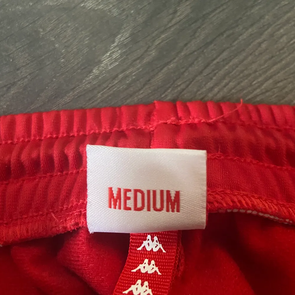 Ett par röda snygga kappa byxor i storlek M. Kommer tyvärr inte till användning så de är sparsamt använda. Passar perfekt till någon som vanligtvis har storlek S-M.. Jeans & Byxor.