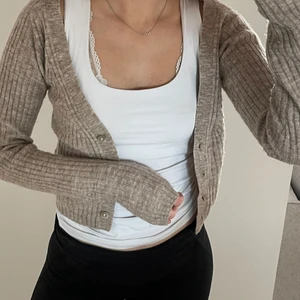 Kofta H&M - H&M kofta med Alpaca och ull blandning, jättefint skick knappt använd! Köpte för ca 300-400 säljer för 150