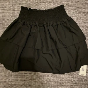 Kjol - super söt kjol men tyckte tyvärr inte om hur den satt på mig<3 Endast testad!! Storlek M men stretchig så passar nog S-L 🤍