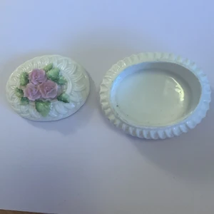 Porslins burk med blommor på - Gullig porslins burk att ha smycken i tex 