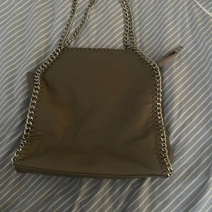 Väska  - Grå väska med i bra skick. Använd ganska mycket men har hållit sig utmärkt! Rätt så stor får plats med mycket! 