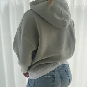 Mintgrön hoddie  - Jag säljer min mintgröna hoddie säljer jag på grund av att jag inte har använt den särskilt ofta. Hoddien är väldigt enkel att styla till en suverän outfit! Den är overssized i modellen👌🏼😻😻😌😎🤩