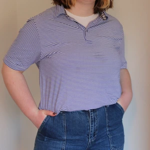 Randig oversized tröja med krage - Blå- och vitrandig tröja med krage. I nyskick. Strechigt tyg. I strl L men passar även mindre och större storlekar beroende på önskad passform. Jag bär ofta L. 