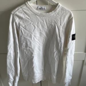 Stone island  - Säljer en oerhört fin stone island crewneck i storlek small. Finns inga märken av användning utan den är i nyskick 