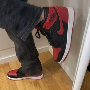 Jordan 1 mid - Har haft den i en vecka den e fof ren o fin men den blev jätte liten på mig