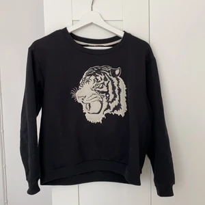 Svart tröja med tiger tryck  - Svart tröja från Zara, storlek S 
